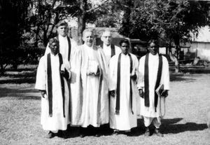 Assam, Nordindien. Nytårsmøde i Grahampur Kirke med biskop Gudmund Schiøler, pastor Oluf Eie med flere, 1956. (Formand for DSM 1956-63, Biskop Gudmund Schiøler på 5 måneders rejse i Indien - bl.a. til Trankebar-missionens 250 år jubilæum 1956 samt besøg hos danske missionærer i Nord- og Sydindien)