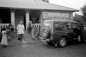 Bangladesh Lutheran Mission Danish/BLMD, 1989. Leder af Landsbyskoleprogram i LSS-regi, Filip Engsig-Karup, på vej fra en officiel bygning (Børneakademi?)