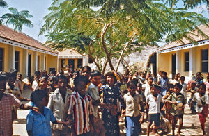 29.- Tamil Nadu, Indien, 1988-89. "Med 80 elever i klassen" - En dansk lærer i Arcot skoleprojekt fortæller: Melvalli landsbyskole blev nok min favoritskole. Jeg var der i en lang periode for at lave et geografiprojekt sammen med femte klasse, læreren Jesudas og Sundar fra skoleprojektet