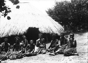 African women sitting in front of a hut, Lemana, South Africa, ca. 1906-1915