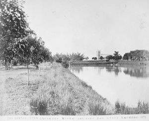 Santalistan/Santal Parganas, Nordindien. Vanddammene i Benagaria, gravet i 1874. I baggrunden ses Ebenezer Kirke, bygget i 1891. (Foto 1892)