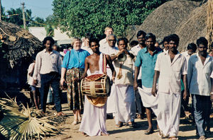 ALCs Skoleprojekt, Vazhapet, Tamil Nadu. Åbningsceremoni for ny bygning, februar 1994. Velkomst til byen. I midten ses Karen Berntsen, DMS og biskop John Franklin, ALC