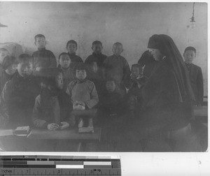 Maryknoll Sister with doctrine class at Dalian, China, 1935