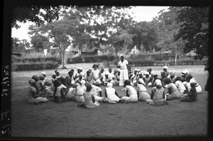 Natala Sumbane with a group of African girls, Mozambique, ca. 1933-1939