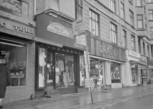 Dansk Santalmissions Genbrugsbutik på Amagerbrogade. Den næstældste butik i København, fra omkring 1982. (Fortsatte senere som Kirkens Genbrug og fra 2014 som Danmission Genbrug)