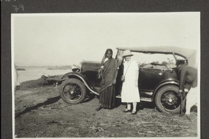 Reise nach Hampi. Am Tungabhadra. Auf den Flussübergang wartend. Schwester Martha Goetz u. Aya