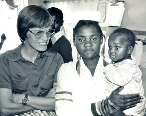 Speciallæge Karen Borgbjerg med patienter på Nyakahanga Hospital, Karagwe stift, Tanzania 1986