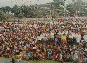 Assam, Nordindien. Mornai Tehaves 100 års jubilæum, juni 1990. Mornai Tea Estate beskæftiger omkring 800 fastansatte foruden flere hundrede sæsonarbejdere. Alle fastansatte bor i plantagens huse