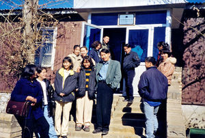 Bibelskoleelever på trappen foran bibelskolen (UBTC - Union Bible Training Center) i Ulaanbaatar, Mongoliet