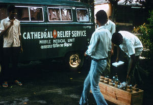 Den Anglikanske Domkirke i Calcutta, St. Paul’s Cathedral driver et omfattende diakonalt arbejde blandt de fattigste mennesker i Calcutta: Cathedral Relief Service (CRS) omfatter undervisning, sundhed og social støtte – og har fokus på hjælp til selvhjælp. Missionær Hazel Platts har som udsendt af DSM været leder af dette arbejde gennem en årrække fra begyndelsen af 1970erne. Her kører en af vognene fra CRS ud til slumområdet med forsyninger