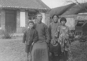 Pastor Ding med familien i Fenghwangchen. Danmission Photo Archive