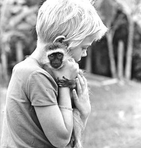 Bukoba, Tanzania. Fra Kibeta-skolen for skandinaviske missionærbørn. Frikvarter på skolen nydes med en ven. (Anvendt i: Dansk Missionsblad nr 13/1968)