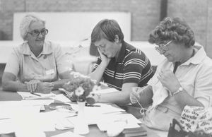 Fra DMS Repræsentantskabsmødet i Nr. Nissum, 1982. Fra venstre: Missionær Ingeborg Depping, Sydindien 1939-80, områdesekretær Astrid Krog, bestyrelsesmedlem, Inger Bitsch. (Anvendt i: Dansk Missionsblad nr 10/1982)