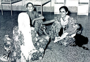 Affara Hospital. Sheikh Othman. 1971. Patient-pårørende (mødre og bedstemødre) har sat sig til rette på gulvet for at spise.Affara Hospital. Sheikh Othman. 1971. Relatives (mothers and grandmothers) and patients have settled down on the floor to eat