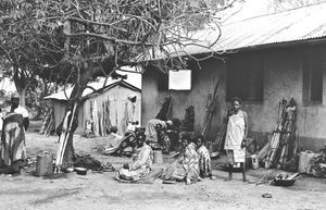 Fra Izimbya-klinikken, Nordveststiftet, Tanzania, 1982. Venteplads for patienter