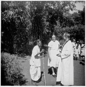 Nordindien, Santal Parganas. Velkomst i Benagaria, med traditionelle blomsterkranse. Fra højre: pastor Axel Thormann og missionær Lis (Elisabeth) Krohn