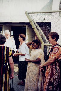 Fra Danmissions studierejse til Arcot Lutherske Kirke i 2000. Besøg i Park Town Mission High School (PTMS), Chennai, Tamil Nadu. Fra højre: Thyra Schmidt, skoleleder Mary Jothi Bai, Ellen Blæsbjerg