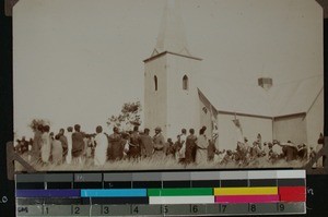 Students from teachers' training school outside the church, South Africa, (s.d.)