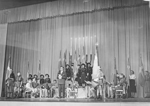 Landsmødet i Aarhus i maj 1952. Faneborg og prolog under Aarhushal-festen. Stud. Theol. Knud Jensen fremsiger prolog