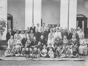 Nordindien. Fra missionærkonference i Dumka, 1927. Forreste række (siddende) fra venstre: Oline Ofstad (N), Ragna Ofstad (N), Johan Johansen Ofstad (N), Thyra & Frederik Wilhelm Steinthal (D), Emma & Mathias Andreas Pederson (A), Anna Kristine Jensen (N), Birthe Rosenlund (D), Dina/Klaudine Nielsen (D). – 2. række fra venstre: Kristian Ofstad (N), Boe Bojesen & Helga Bøgh (D), Ingeborg & Oluf Eie (D), Dagmar Miller (A), Victor Bagger (D), Anna Pedersen (N), Holger Winding (D), Rasmus Rasmussen Rosenlund (D), Bernhard & Muriel Helland (A), Hans Peter Hansen & Signe Kampp (D), Joseph A. & Mabel Petrine Girtz (A), Ole Silas & Hazel Bjerkestrand (A), Laura Lohne (N), Anna Olesen (A). – Bagerste række, fra venstre: Einer Gimnes (N), Petrea Bagger (D), Esther Winding (N), Erika Løwe (D), Helga Krogh (D), Axel W. Brandt (S), Ingrid Gausdal (N). – Forrest, siddende med børnene: Johannes Gausdal (N), Rigmor Kristiansen (D). – (D: Danmark – N: Norge – A: USA – S: Sverige)