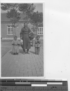 A watchman and two children at Fushun, China, 1928