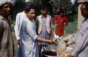 Pakistan, NWFP. Middagsmaden gøres klar til servering. Menuen er Pilau (en lokal ret med ris og krydderier)