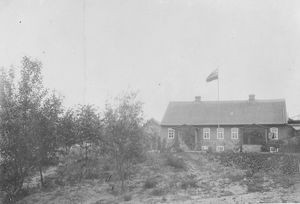 Det store hus i Port Arthur set fra vest med russisk flag i flagstangen