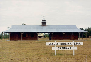 Bibelskolen i Sambava (Sekoly Biblika), Madagaskar, i 1992. Hovedbygningen består af 2 rum, der bruges både som kirkerum og som undervisningslokaler