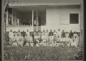 Christen v. Kasongan vor dem Missionshaus 1928