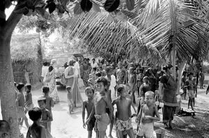 Fra en Kirkeindvielse i Bangladesh - foretaget af pastor Iver Viftrup. (Missionær i Bangladesh, 1972-84. Præsteordineret 1983. På besøg til jubilæet i DBLM, 1987. Foto: 1983-84 eller 1987)