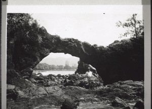 At low tide the rocks form a bridge, Bota wase near Victoria (under water at high tide)