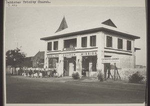 Accra / English Church Mission, Book Store, an der High Street. (rechts daneben B.M.F.) Dahinter Trinity Church