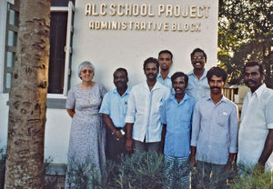 08.- Tamil Nadu, Indien, 1988-89. "Med 80 elever i klassen" - En dansk lærer i Arcot skoleprojekt fortæller: Her er så mine arbejdskammerater – ansat i skoleprojektet. Det er DMS missionær Janne Garder, kontaktperson til Danmark. Og så er det nogle chauffører, en altmuligmand, kontorfolk og en håndværker samt de to skolekonsulenter , Sundar og Daniel, som satte mig i gang