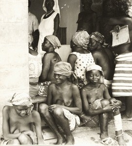 Women waiting at Ama Achara, Nigeria, ca. 1938