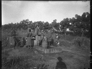 African people at the well, Antioka, Mozambique, ca. 1916-1930