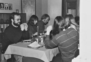 Fest på kontoret, Købmagergade, med SMU'erne som tak for flyttehjælp, dec. 1981