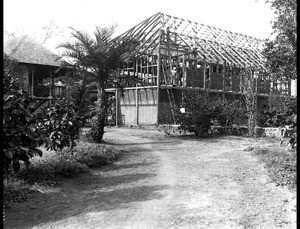 "Building the house in Kumase 1902