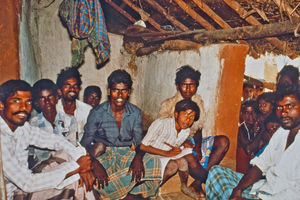 32.- Tamil Nadu, Indien, 1988-89. "Med 80 elever i klassen" - En dansk lærer i Arcot skoleprojekt fortæller: Nogen gange kom eleverne indenfor i det forreste rum, hvor familiens overhoved svarede på alles vegne, gerne med en masse tilhørere