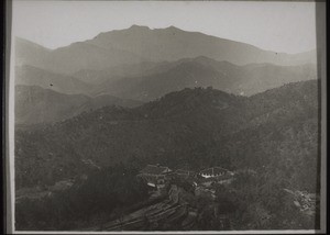 Missionsstation Nyenhangli im Hintergrund der Tshitmuktschong (Siebenaugenberg 1550m hoch)