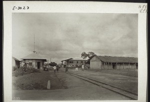 Strasse in Duala mit Eisenbahngeleise