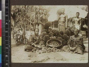 Group of men and women with pandanus fruit, Kiribati, 1913-1914