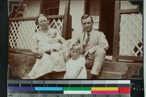 Portrait of mission pastor Follesoe and his family, Eotimati, South Africa, (s.d.)