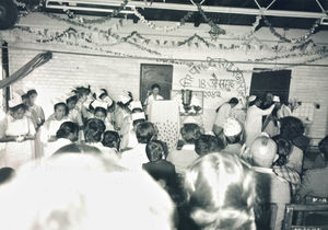 UMN Nepal, Tansen Mission Hospital, 1986. Så er der dimissionsfest. De nyuddannede sygeplejersker får deres kapper