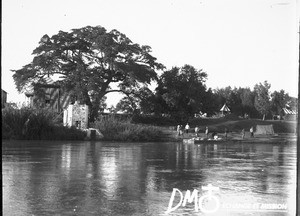 Flat-bottomed boat on the Incomáti, Antioka, Mozambique, ca. 1896-1911