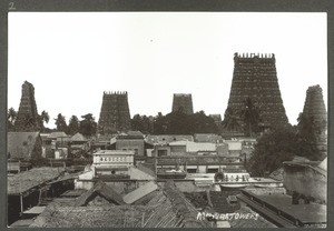 "Madura: Blick auf die Tempeltürme (Gopuram)."