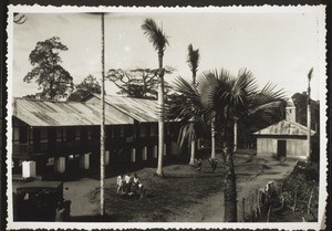 Bombe u. l. Schulgeb., r. Kirche, vorn lorry v. Buea