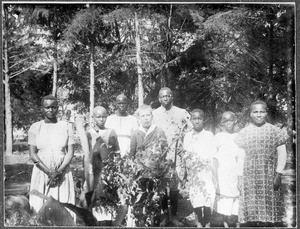 Arnold(?) or Wilhelm(?) Blumer and seven African persons, Tanzania, ca. 1925-1928