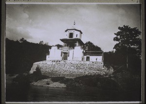 Tempel bei Si tu am Ostfluss vom Boot aus aufgenommen