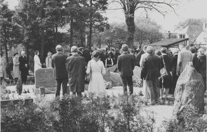 Anna Stubkjær Borg blev overfaldet af røvere og myrdet i Rwantege, Tanzania, 9. maj 1982. Der var bisættelse i Bukoba Domkirke, 10. maj 1982 med prædiken af pastor Wilson Niwagila. Senere var der urnenedsættelse og mindegudstjeneste i Grindsted kirke, Danmark, 21. maj 1982, hvor sognepræst Mogens Jensen holdt mindetalen. Her: Fra kirkegården