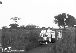 Women and child of European origin in Valdezia, South Africa, ca. 1896-1911